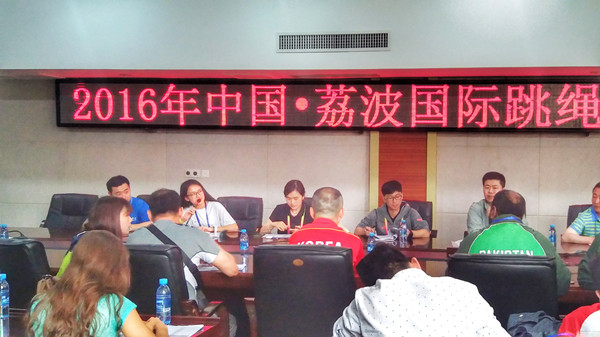 史梦莹在领队教练会上做翻译1_副本.jpg